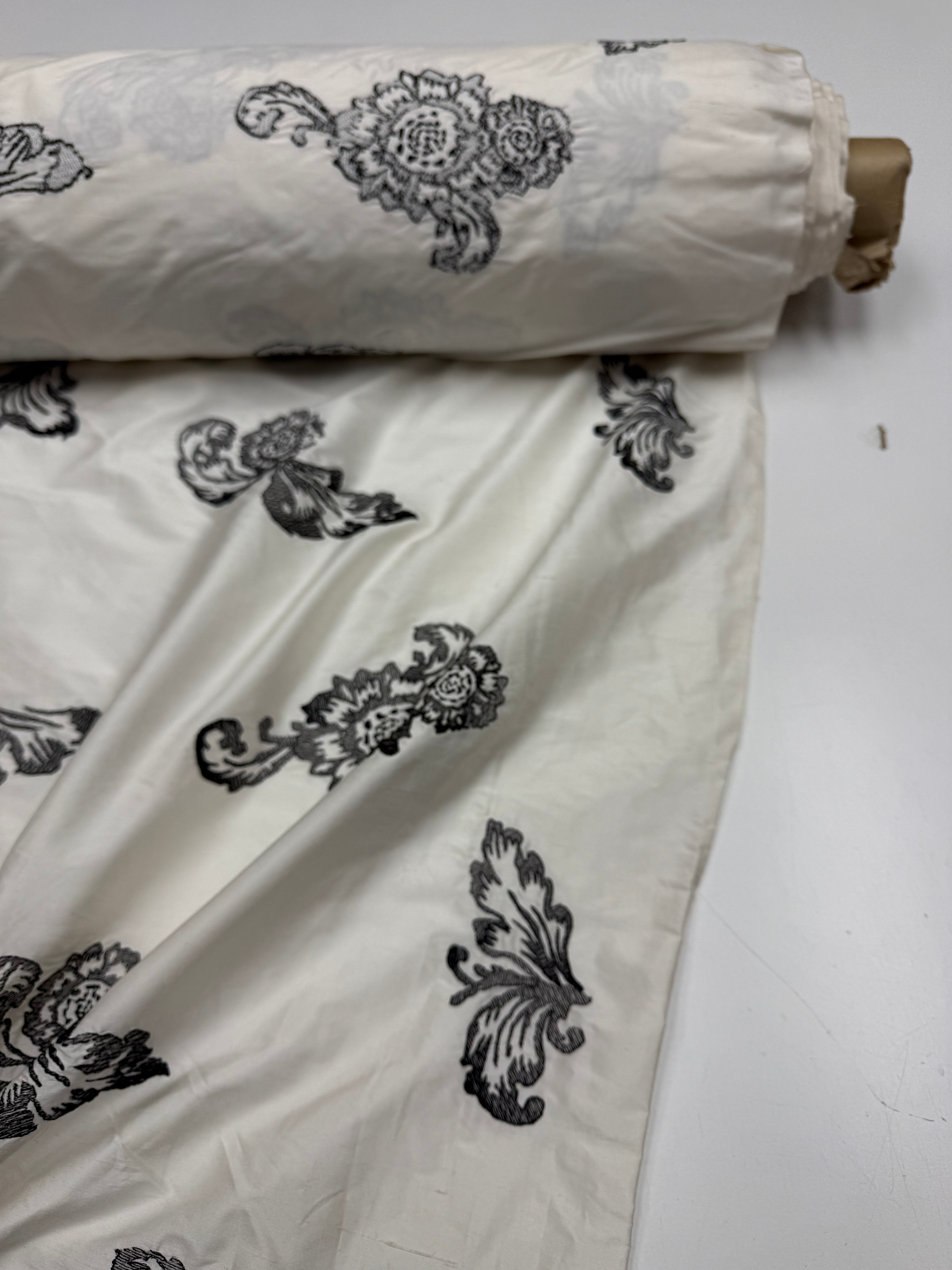 Zijden Taft gebroken wit met borduursel bloemen