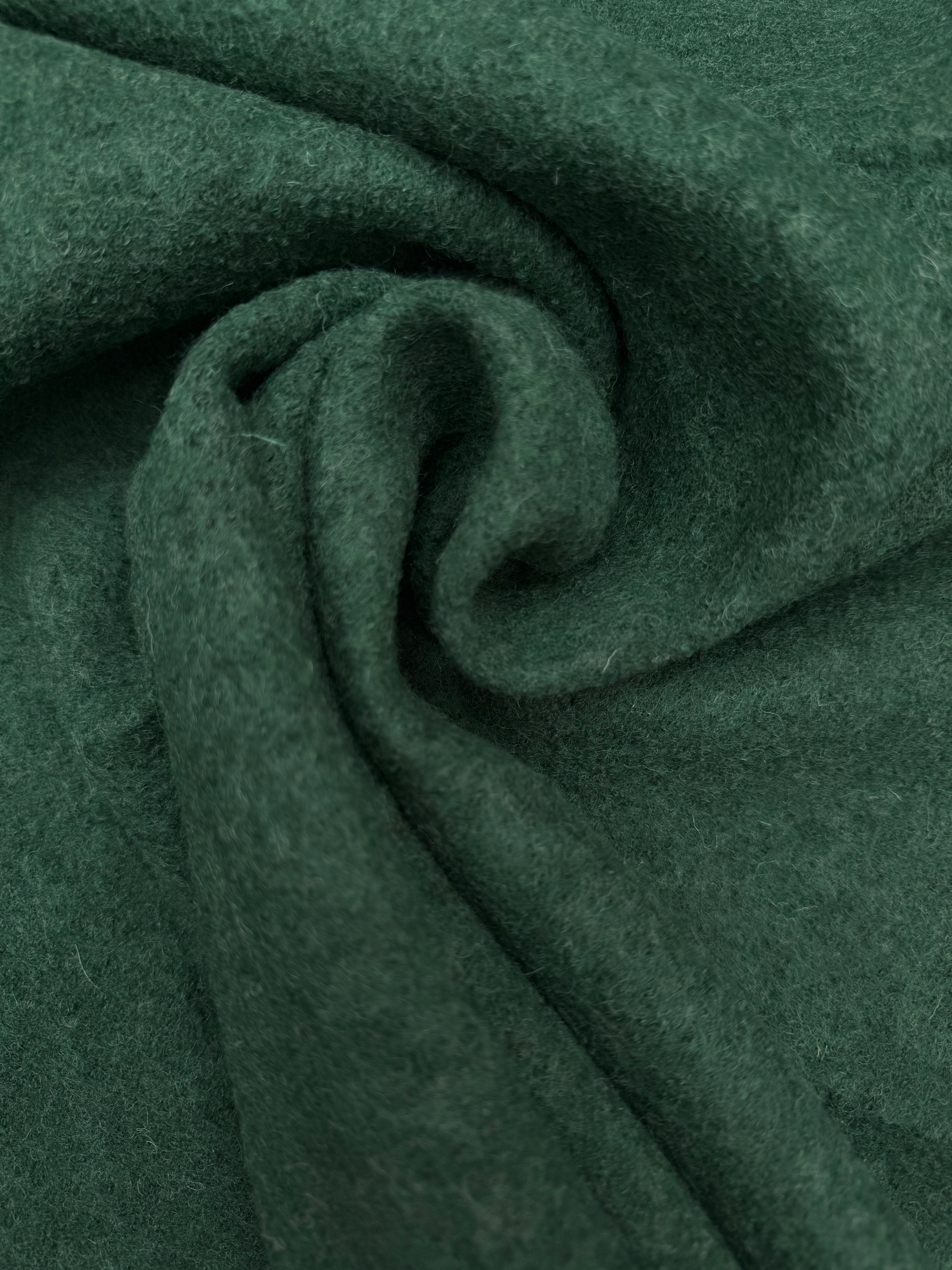 Gekookte wol groen
