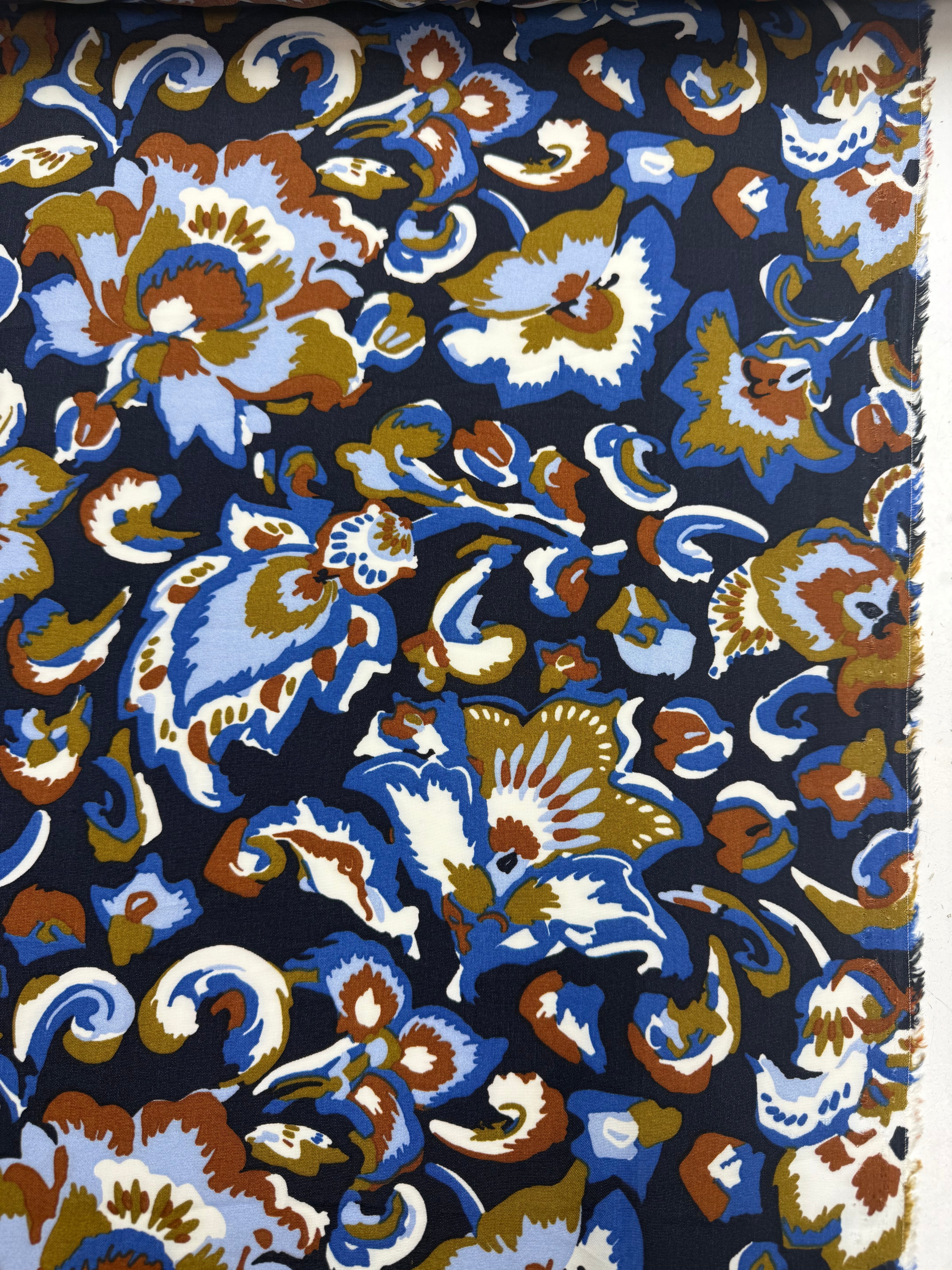 Katoen batist met abstracte bloemen in blauw aarde bruin tinten