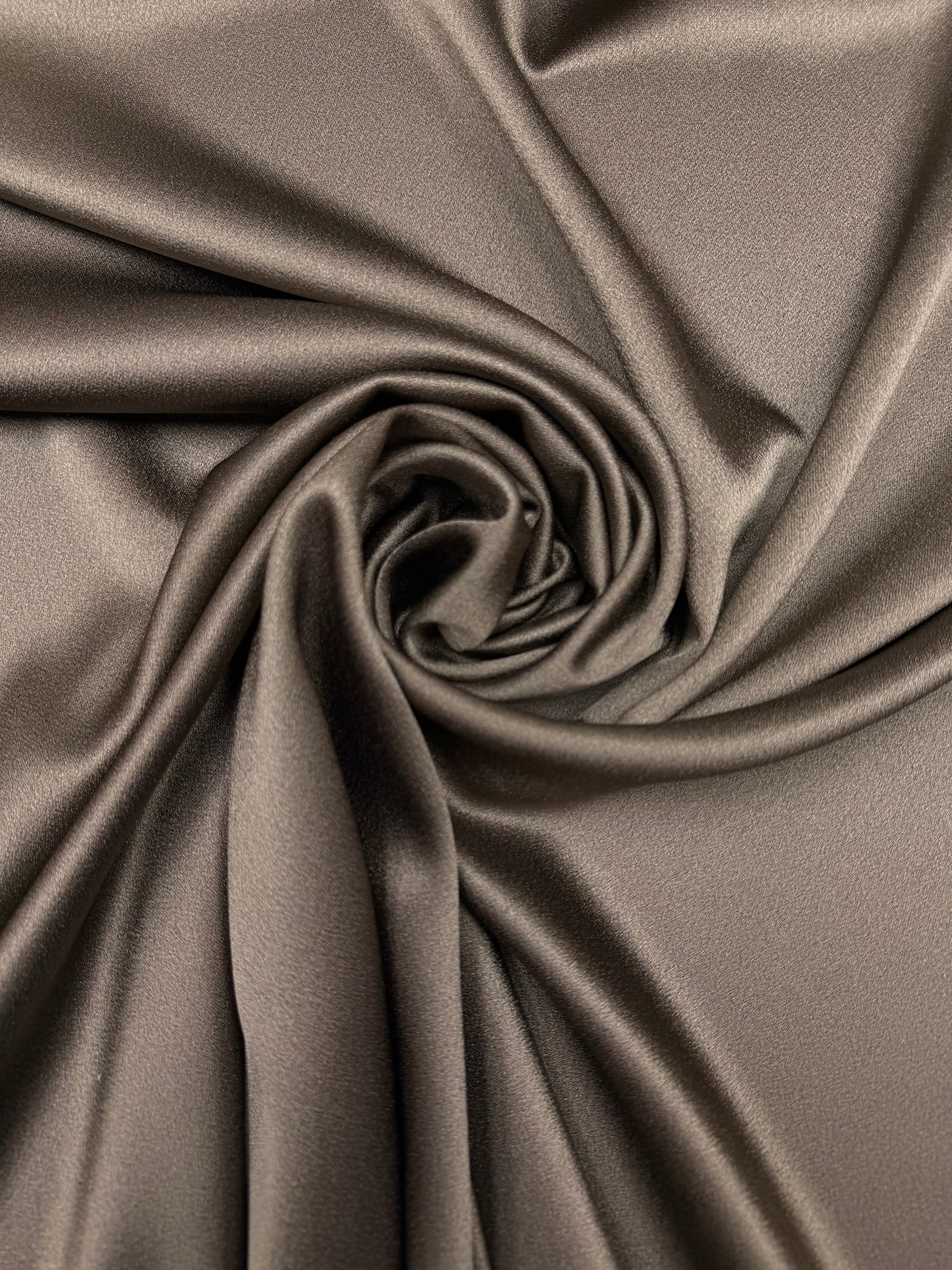 Crepe satijn Cady taupe bruin