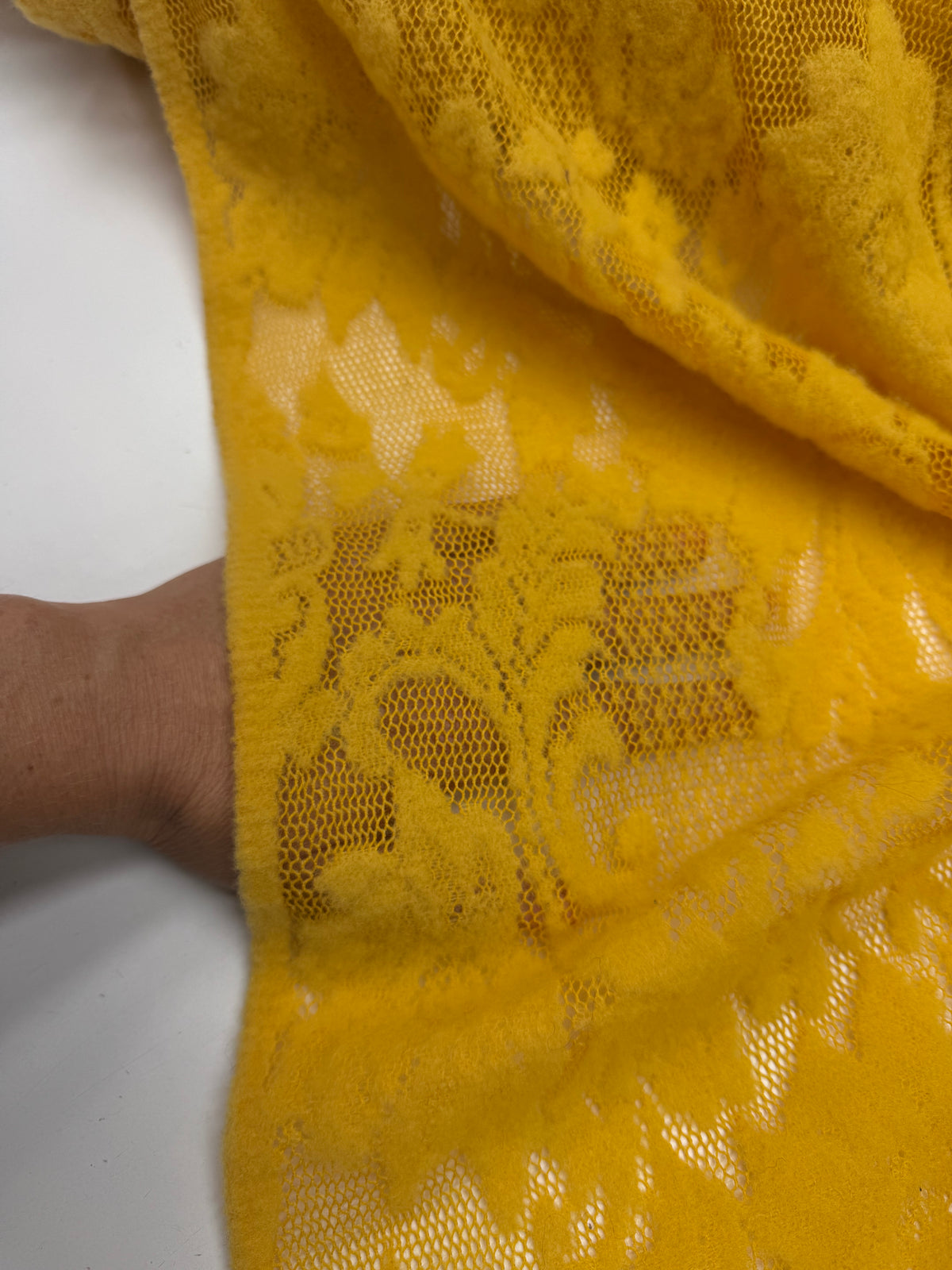 Gele wollen blend kant