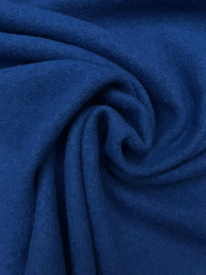 Gekookte wol helder blauw.