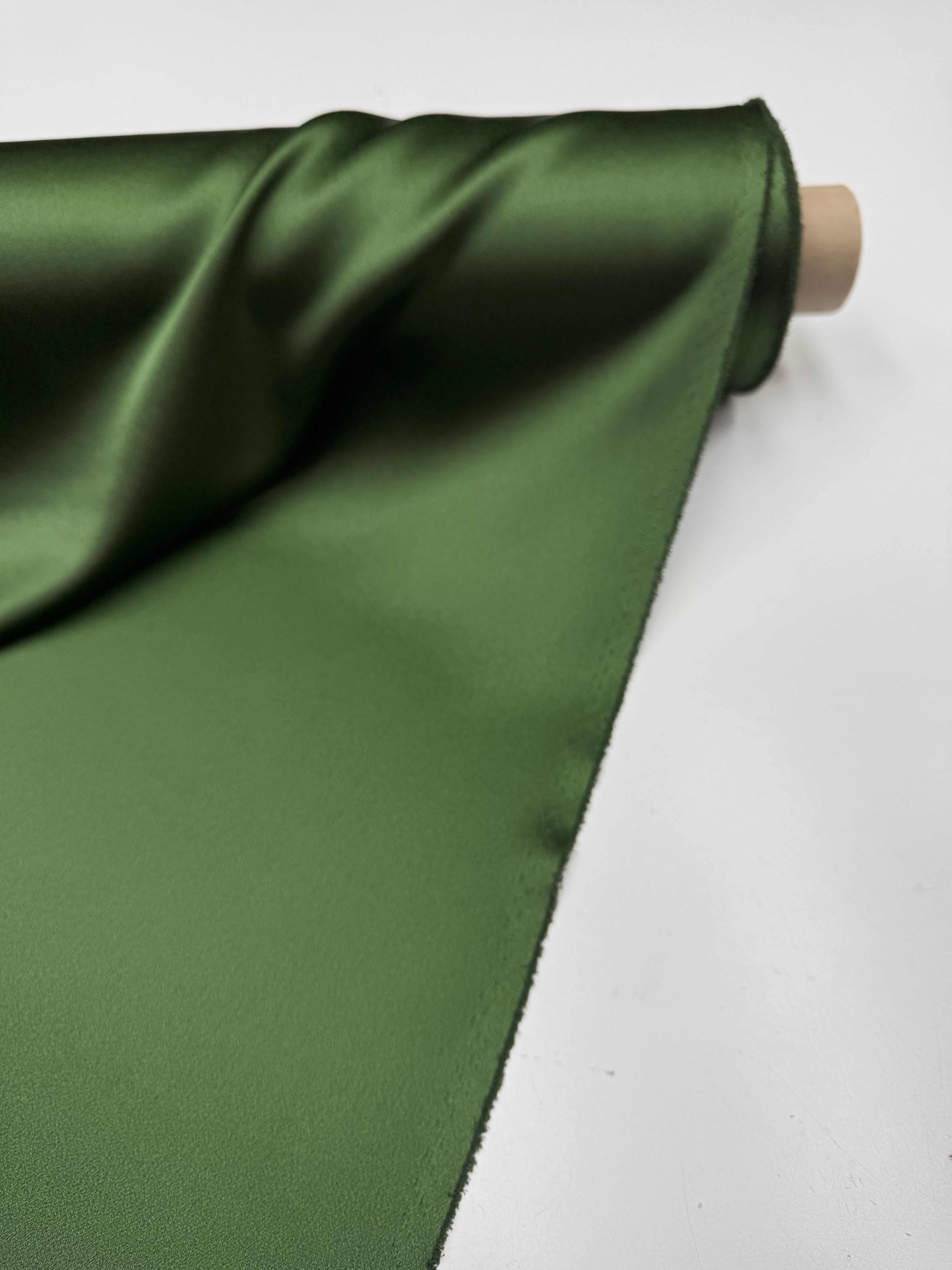 Crepe satijn Cady olijf groen