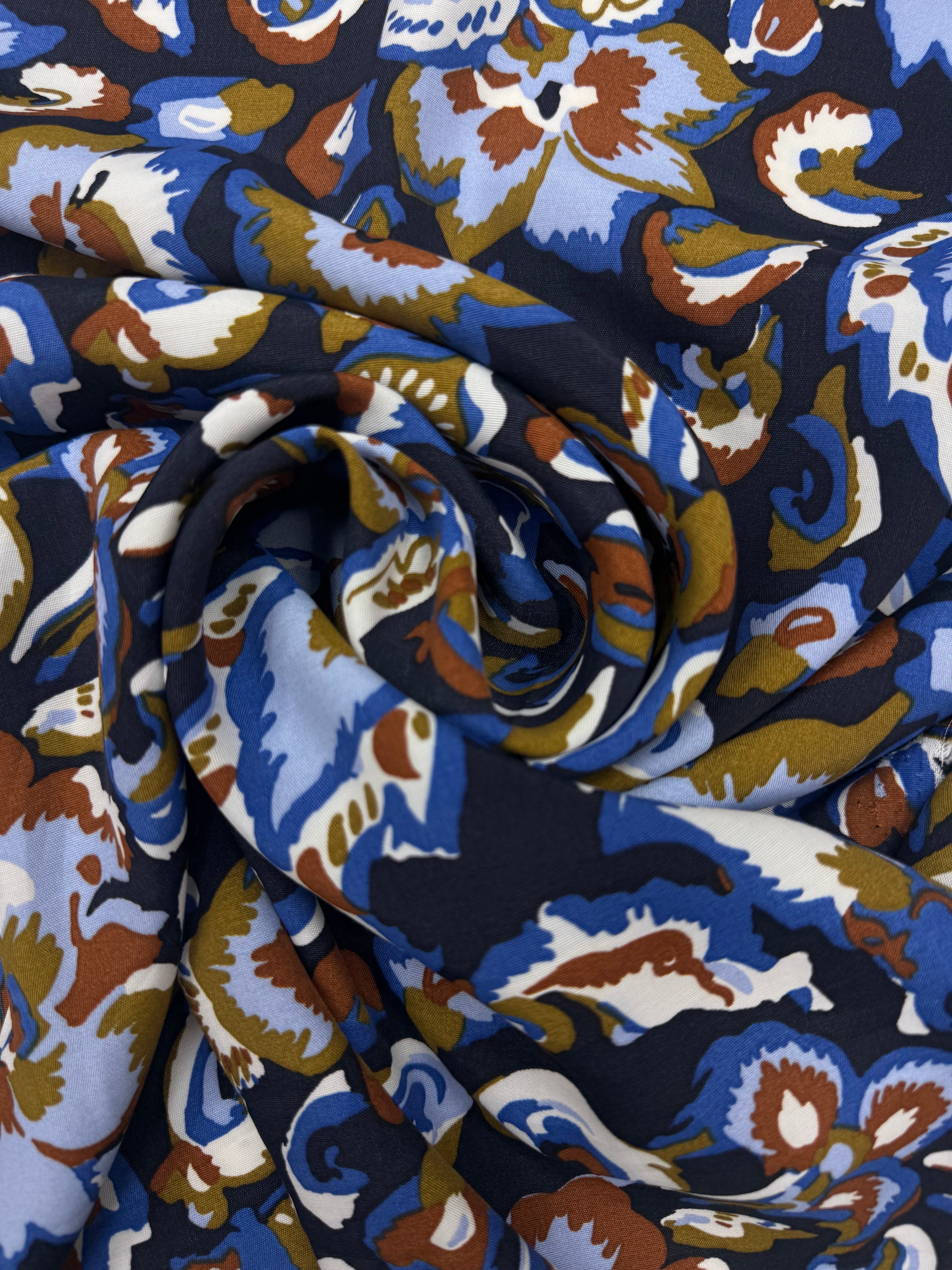 Katoen batist met abstracte bloemen in blauw aarde bruin tinten