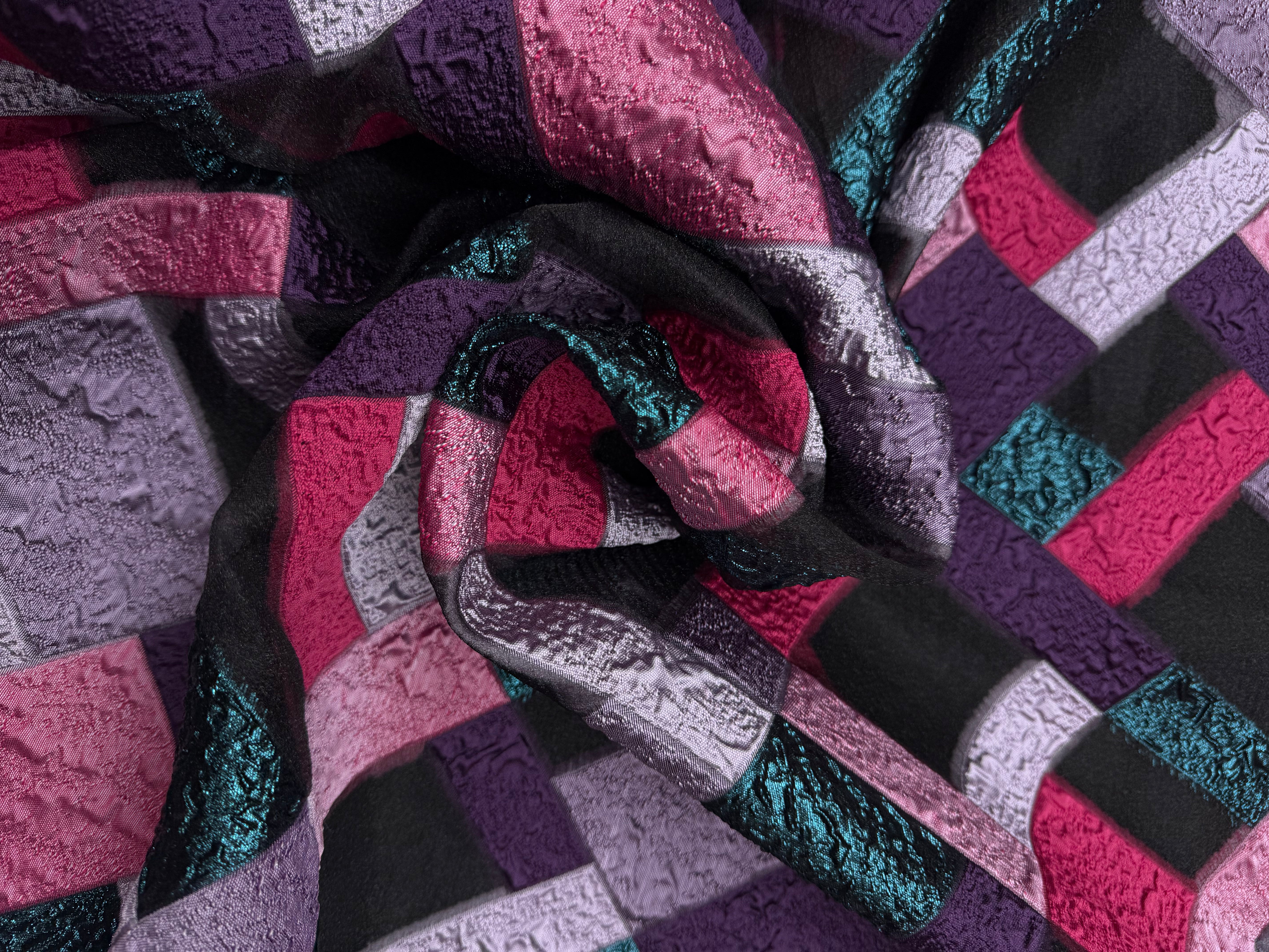 Jacquard graphic semi-transparent with lurex.