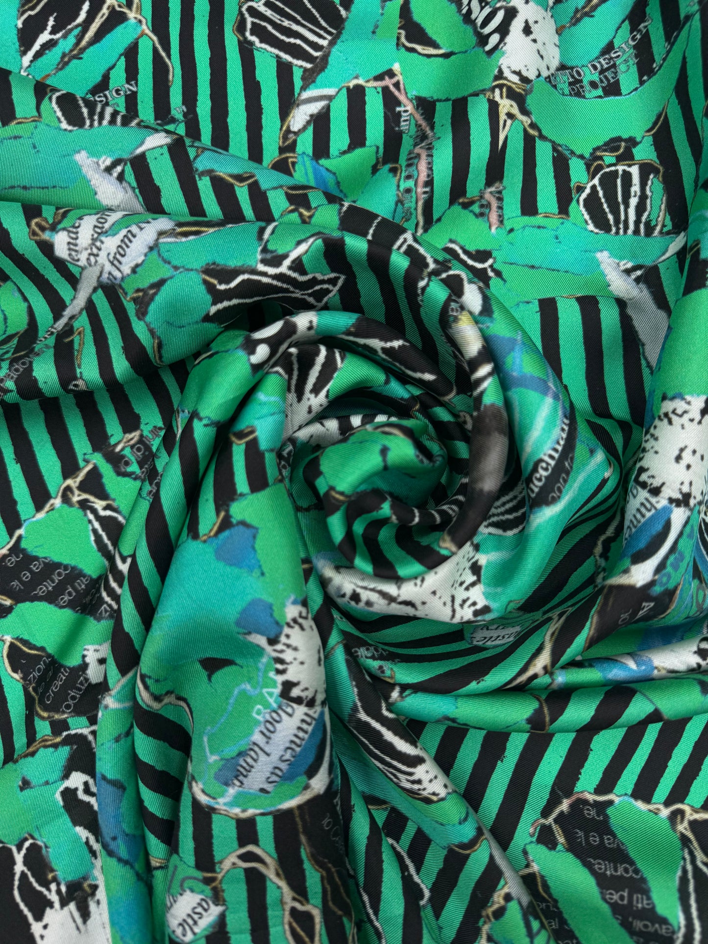 Zijden twill met exclusief dessin collage groen zwart bloem