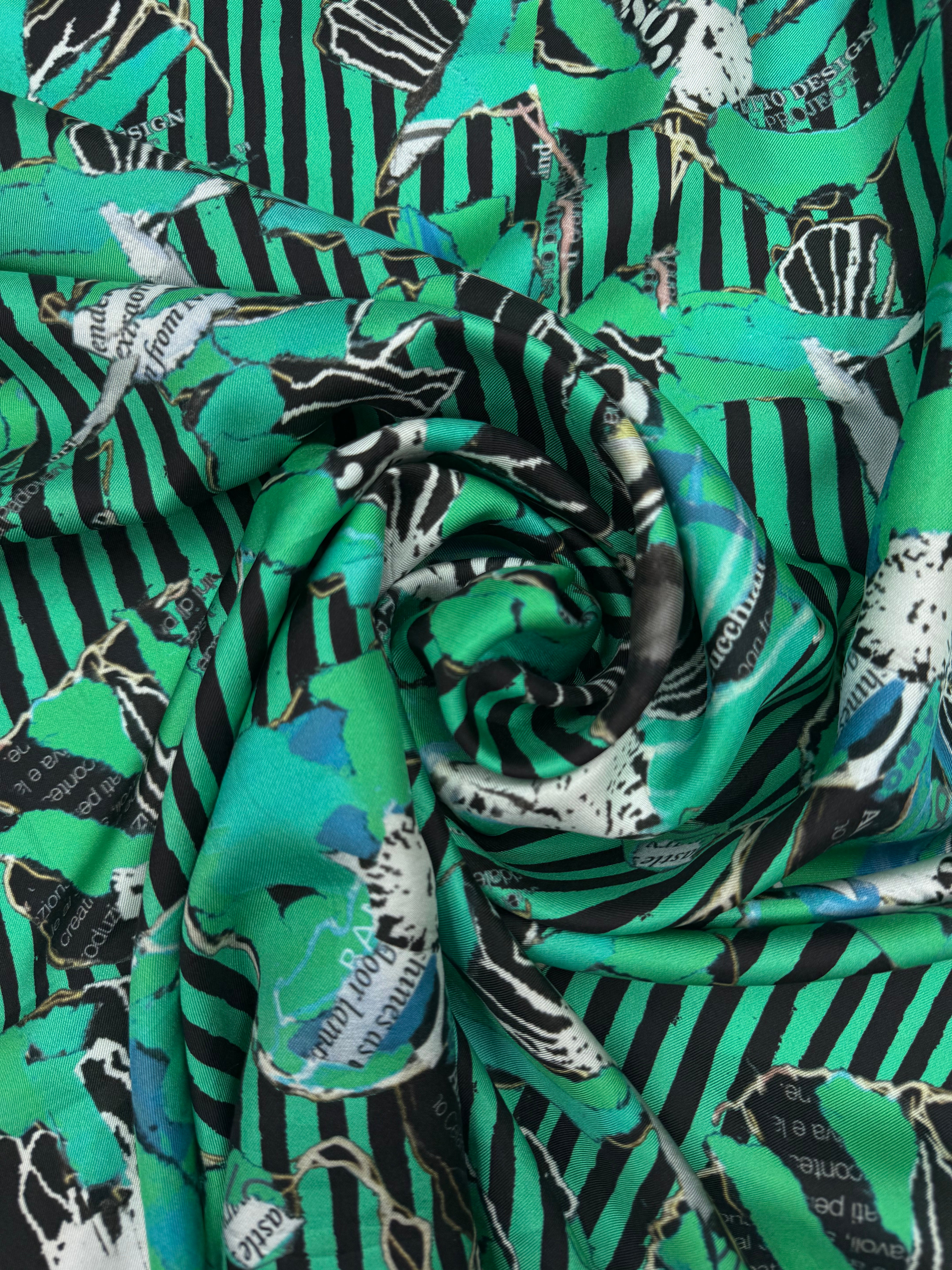 Zijden twill met exclusief dessin collage groen zwart bloem