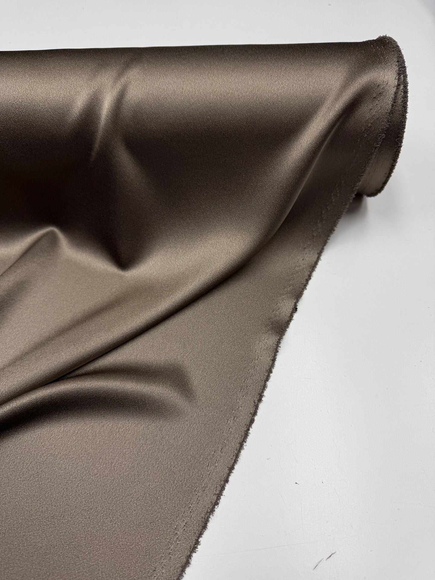 Crepe satijn Cady taupe bruin