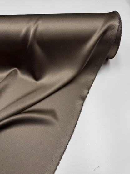 Crepe satijn Cady taupe bruin