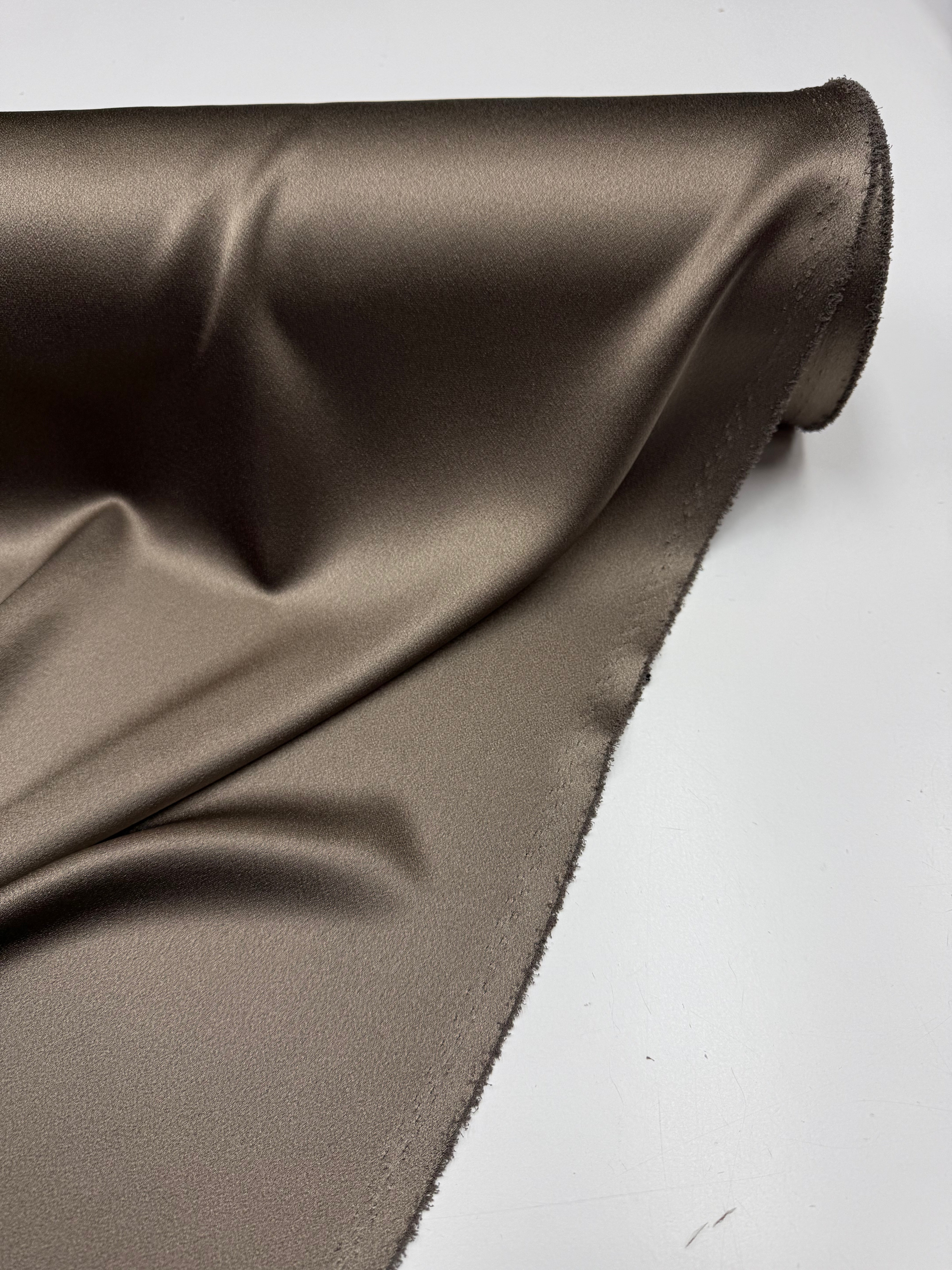 Crepe satijn Cady taupe bruin
