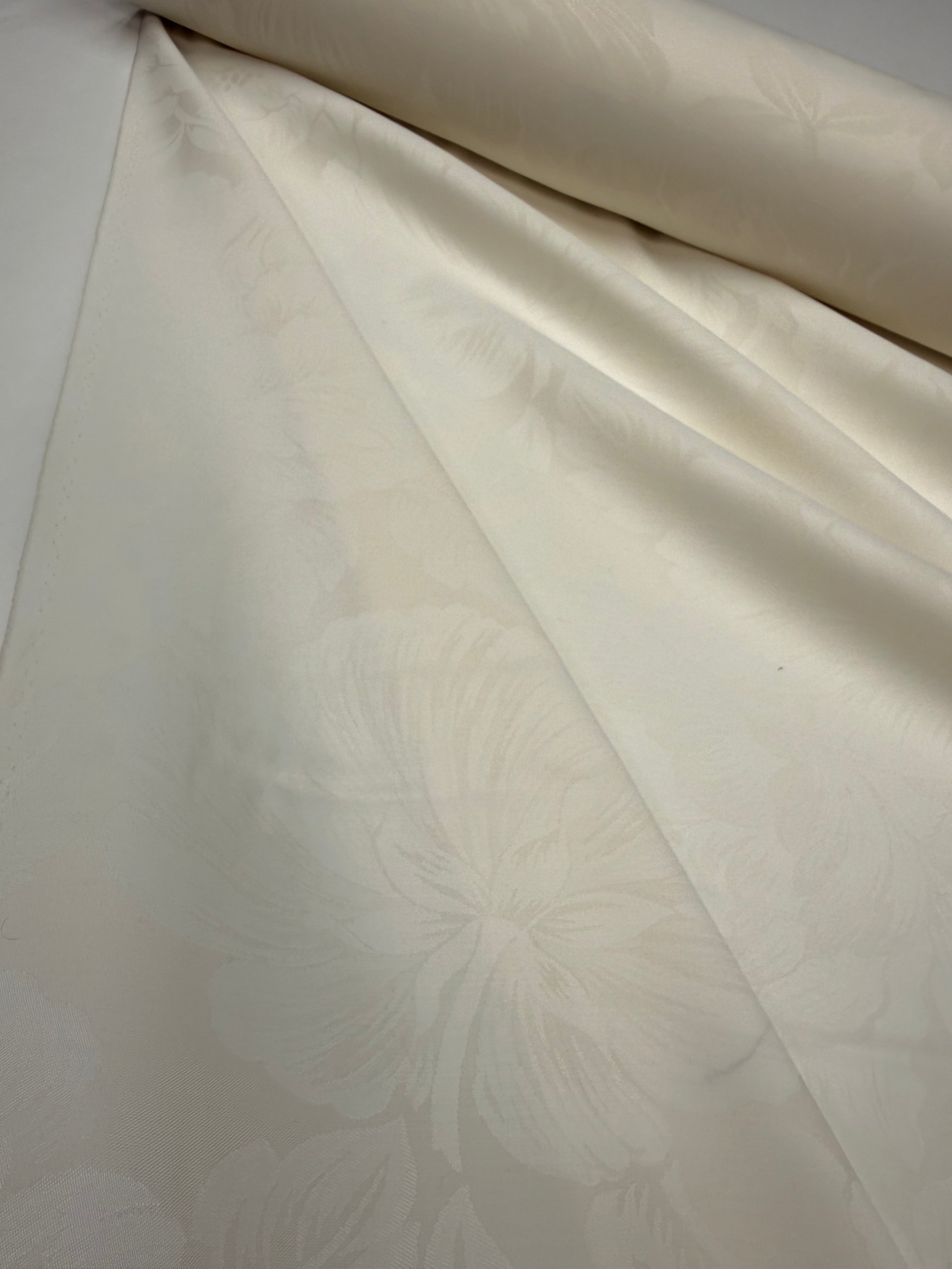Satijn binding wol jacquard floral gebroken wit.