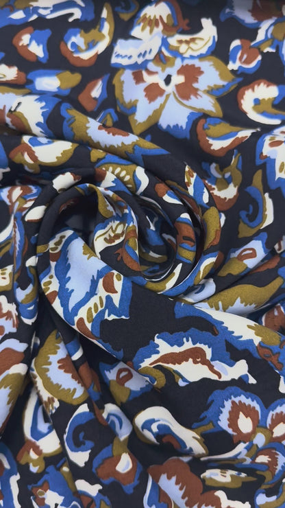 Katoen batist met abstracte bloemen in blauw aarde bruin tinten