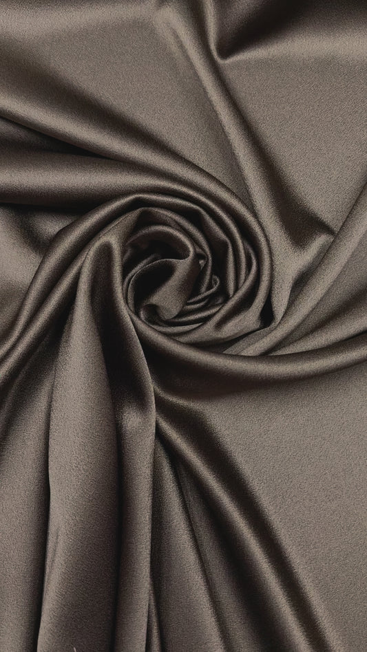 Crepe satijn Cady taupe bruin
